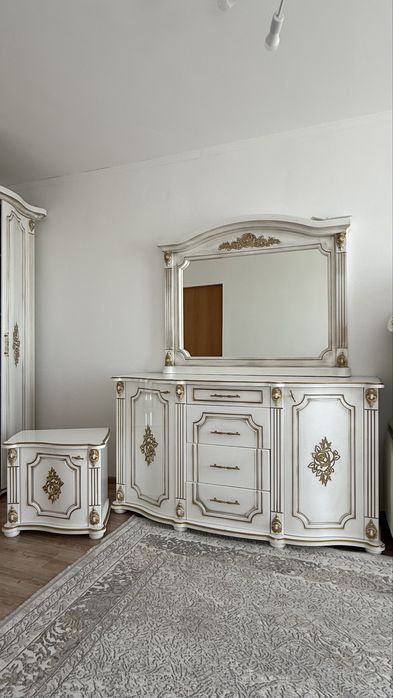 Комод айнасымен, 2 тумбасымен