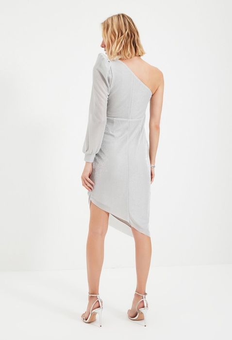 Асиметрична рокля с голо рамо Treyndol