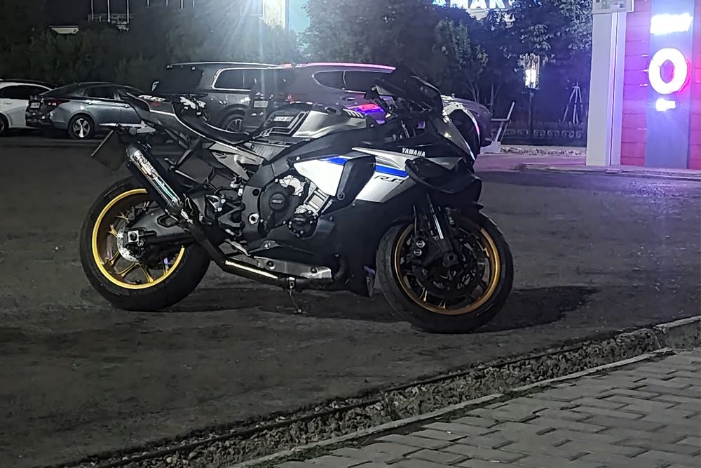 Yamaha r1 original