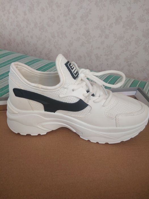 Продам кроссовки