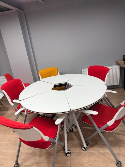 В учебный центр парты в сборе