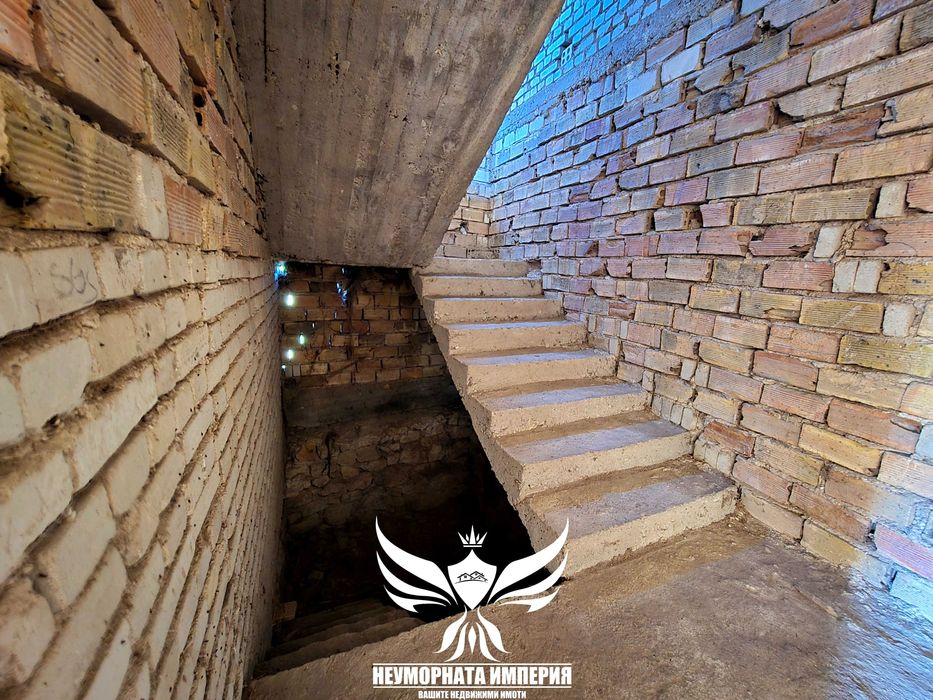 Продавам двуетажна къща 206РЗП и двор 525кв.м. с гараж в с.Тополово