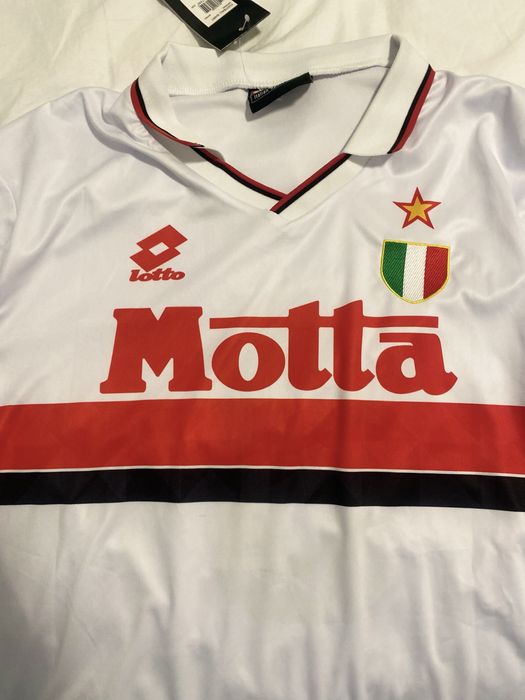 Vand tricou Maldini retro cu eticheta.Tricoul este in stare excelenta.