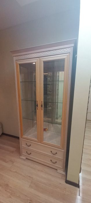 Шкаф витрина, в отличном состоянии.