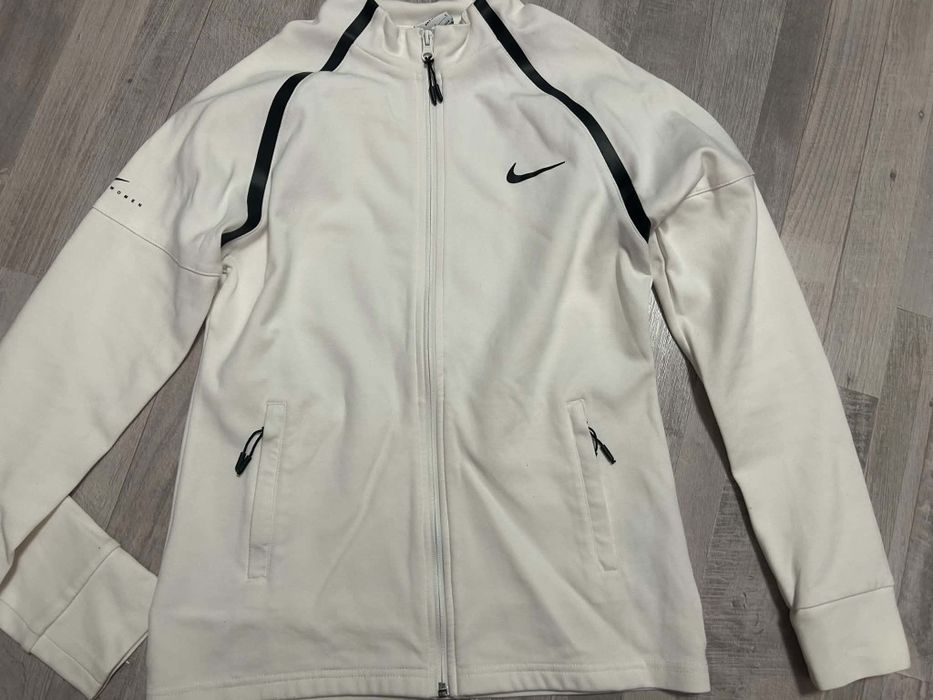 Горнище на Nike.
