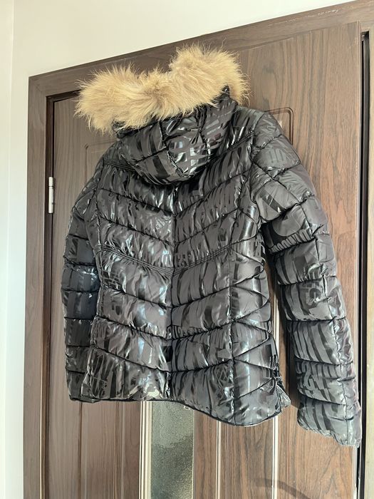 Продавам черно зимно яке с две шапки подарък