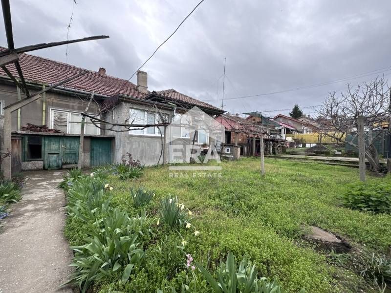 ЕКСКЛУЗИВНО! ЕРА ДРЪСТЪР предлага за продажба къща в района на "Трите