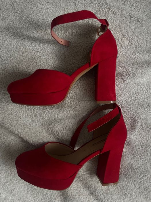 Pantofi rosii cu toc