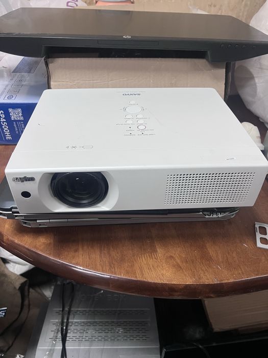 Проектор SANYO PLC-XU106, 3100 люмен, с пультом