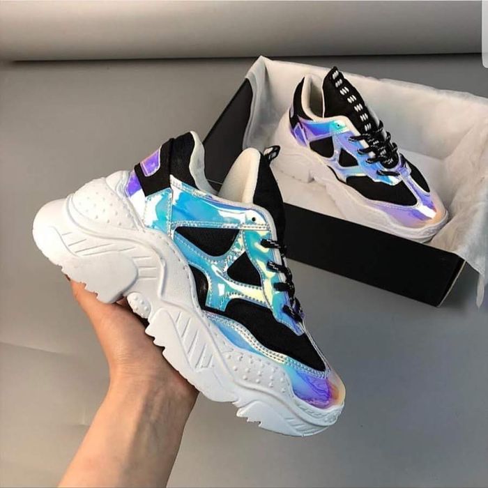 Продам новые кроссовки