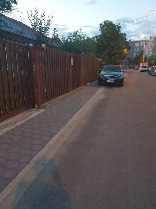 Ofer la închirie casă,curată, mobilată, două dormitoare, bucatarie, hol, putina curte,