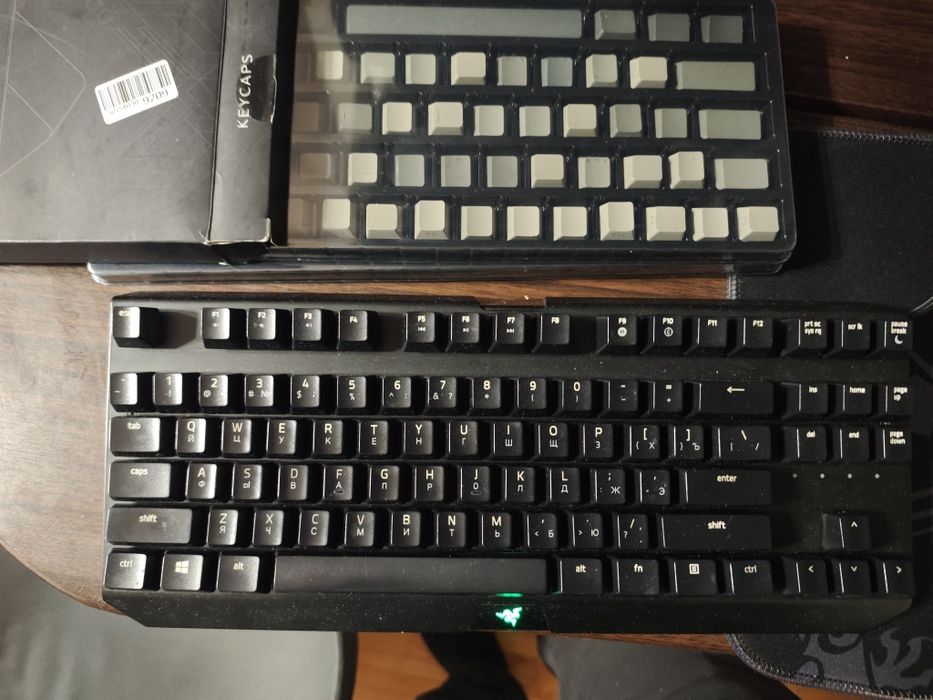 Клавиатура Razer с доп кейкапами