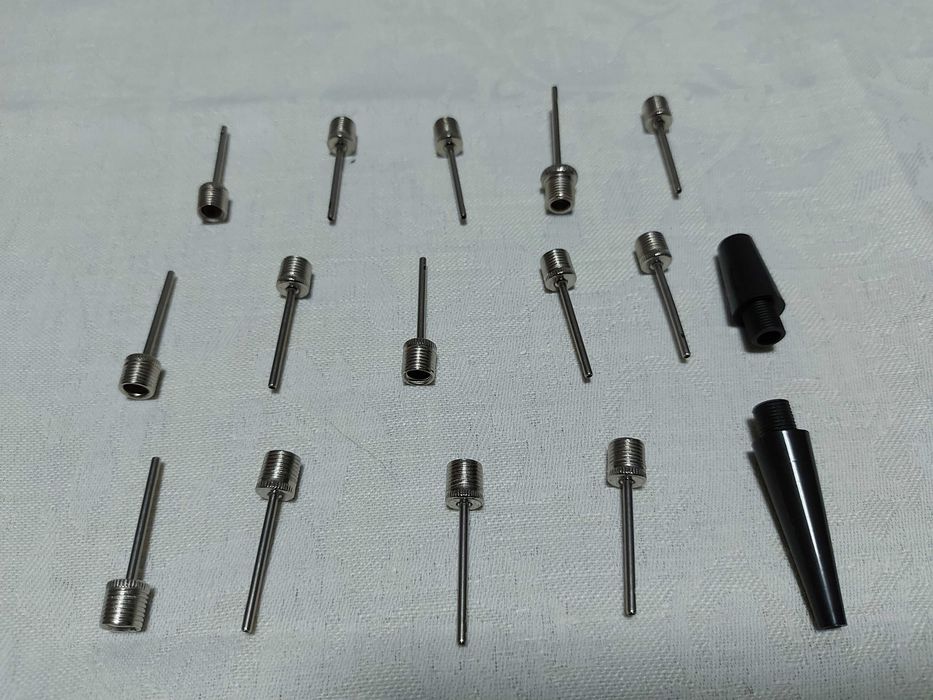 Ace metalice, pentru umflat mingi de sport