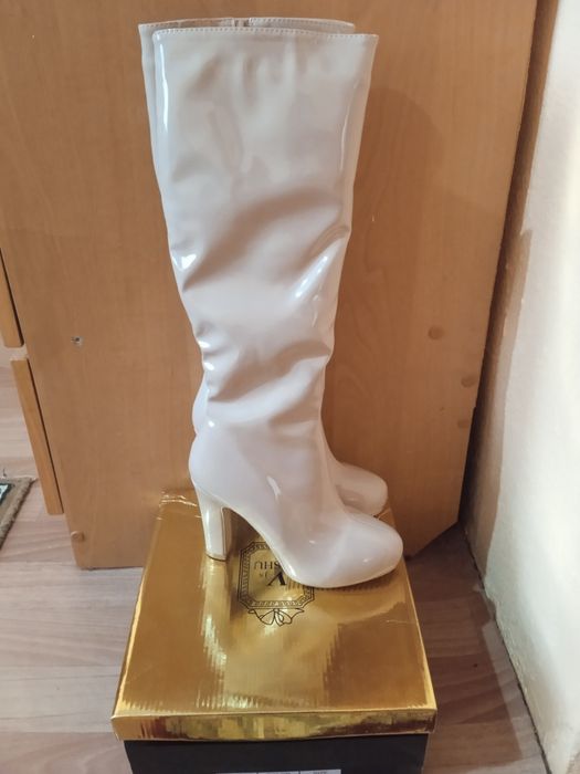 Продается новые женские сапоги