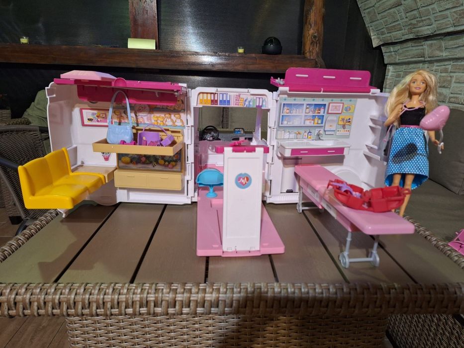 Vând set de joacă Ambulanta lui Barbie.