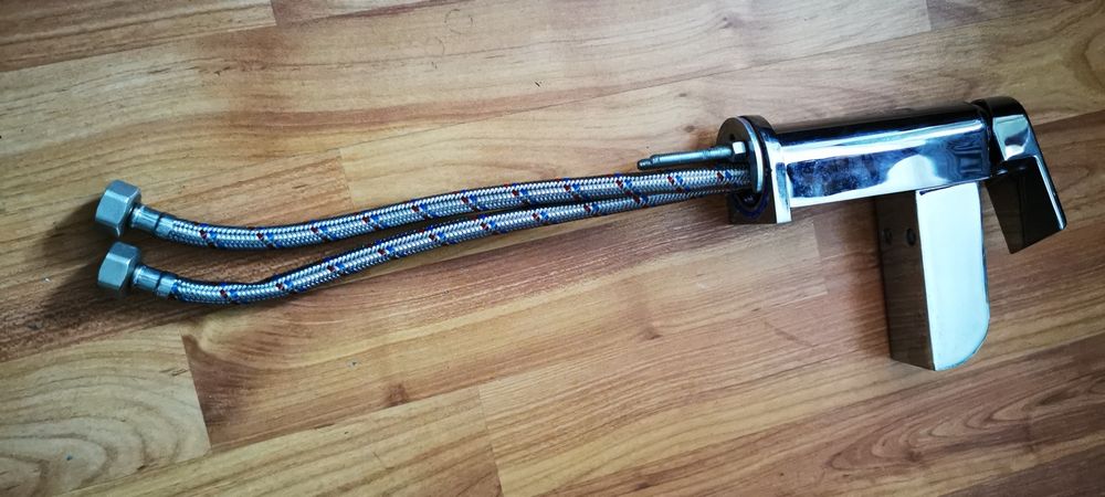 Продавам удобна метална батерия за баня и тоалетна..