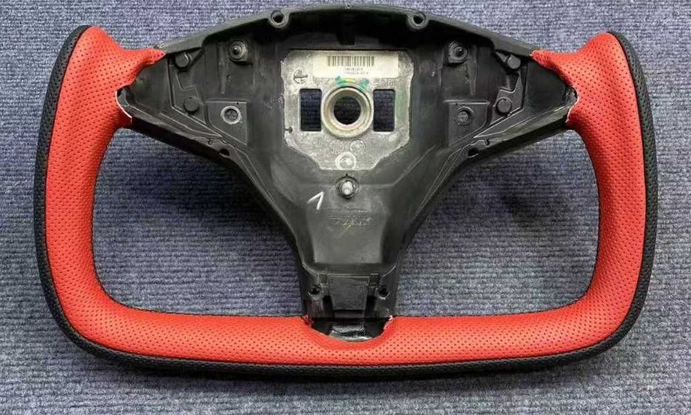 Tesla Custom Спортен Волан – Персонализиран Дизайн!