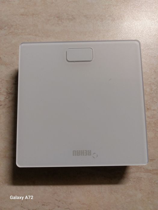 Vând 3 termostate ambient NEA SMART 2.0Room unit  HRV  REHAU