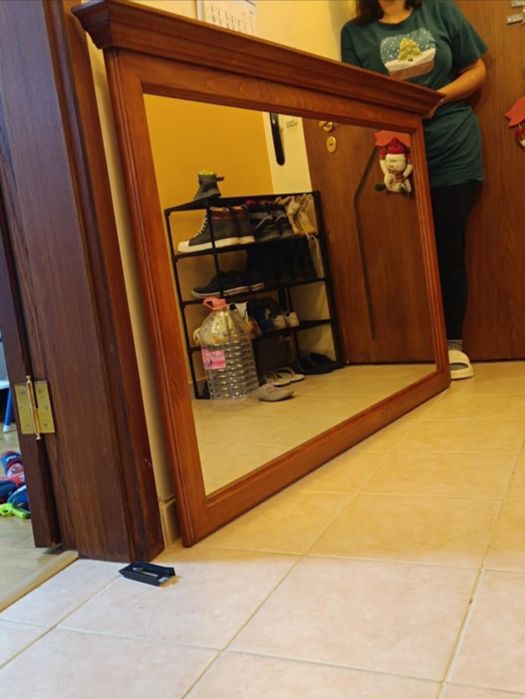 Комплект трапезна маса(разтегателна)със 6 стола,холна маса и огледало.