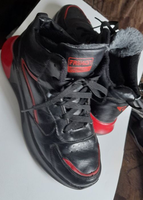 Продам кроссовки подросковые