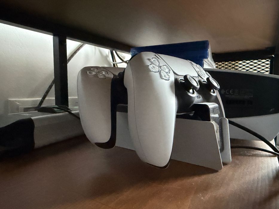 PS5 disc edition cu 4 jocuri si stand incarcare