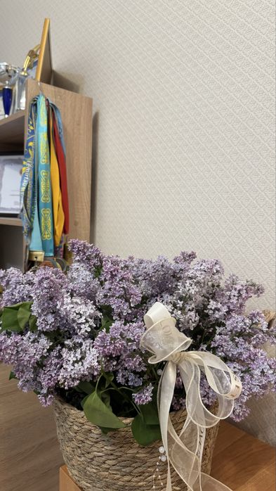 Цветы в корзине свежие