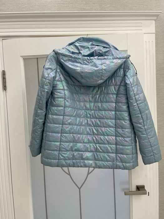 Продам демисезонную куртку на девочку
