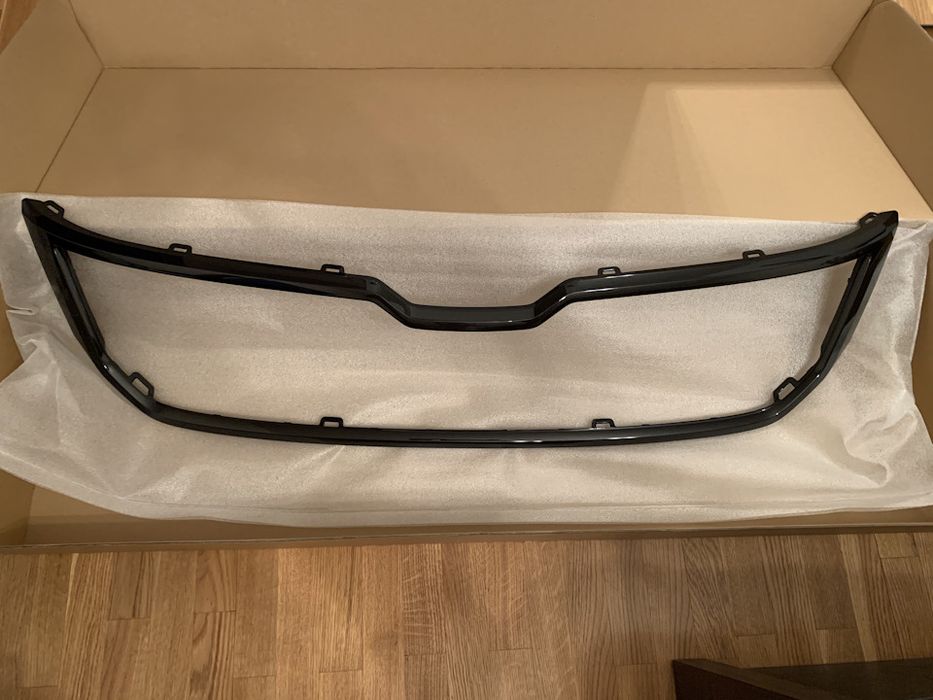 Черная накладка (молдинг) решетки радиатора Skoda Kodiaq