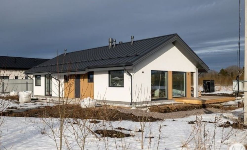 Case pe structura metalica îlvelit cu panou sendwichi