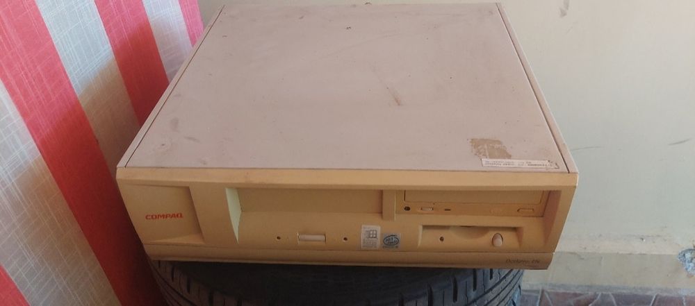 Vând 10 calculatoare Compaq vechi, Pentium II.