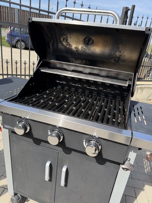 Grill pe gaz cu aprindere automata