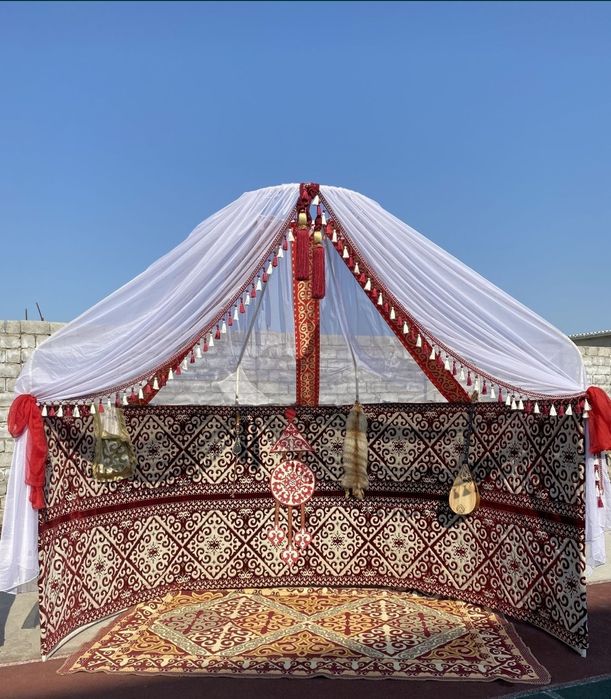 Полу юрта палатки.