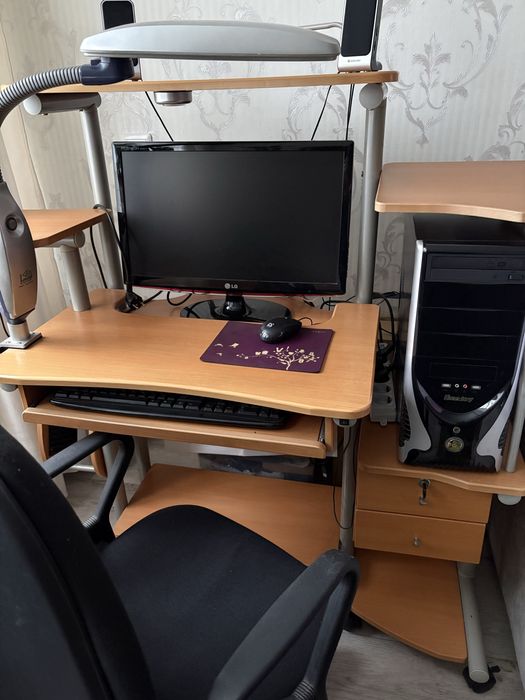 Продам компьютерный стол