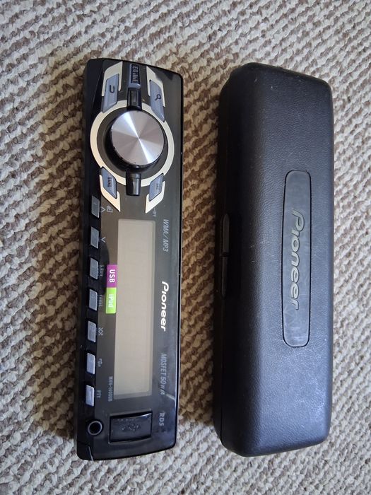 Fata cd Pioneer Mvh-1400ub+boxa auto Akai