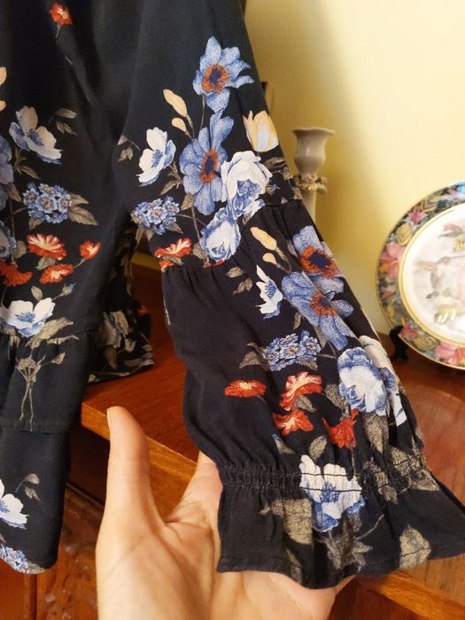 Bluza noua minunata, imprimeu floral, volane, maneci deosebite