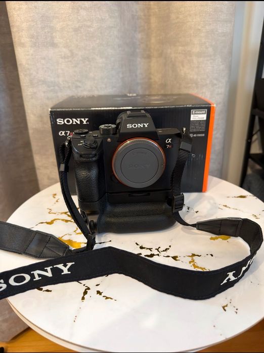 Sony Alpha A7R III – Full Frame 42.4 MP + Battery Grip + cutie