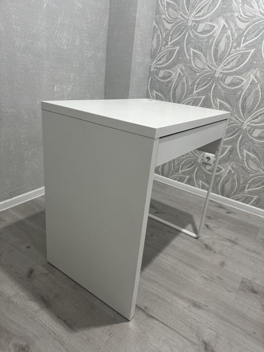 Стол для макияжа,есть стульчик