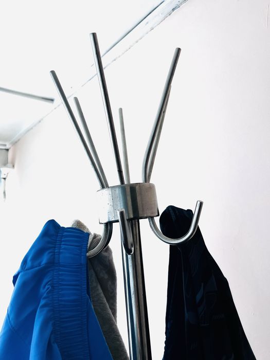 Продам прочную металлическую вешалку!