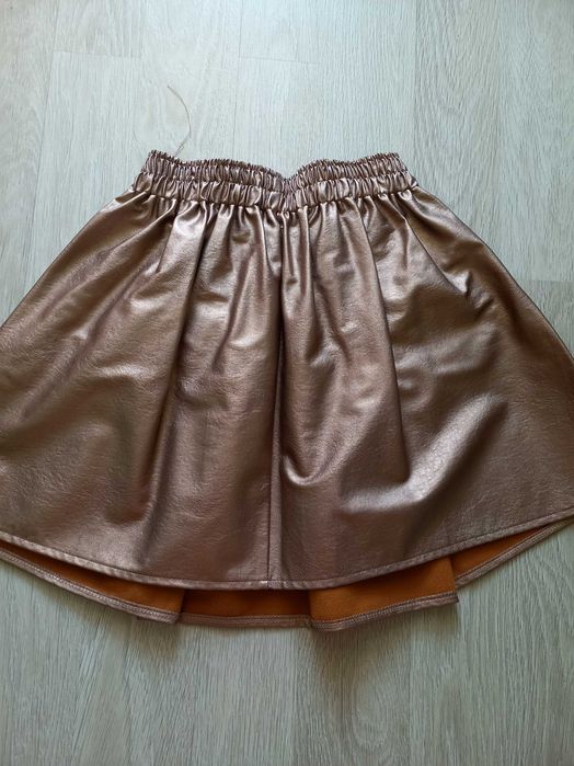 Кожена пола цвят злато