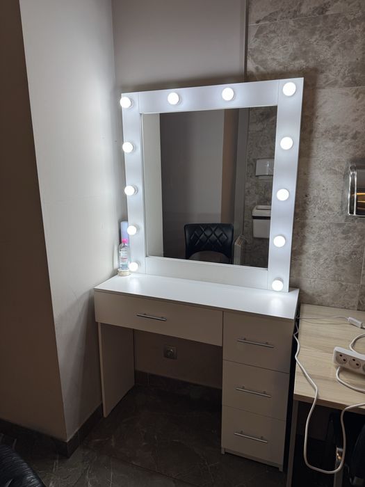 Продам визажный стол б/у в хорошем состоянии