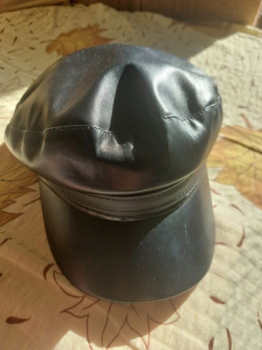 Кожена черна шапка