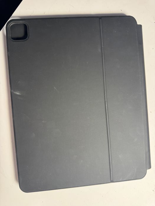 Породавам iPad Pro с калъф с клавиатура и писалка