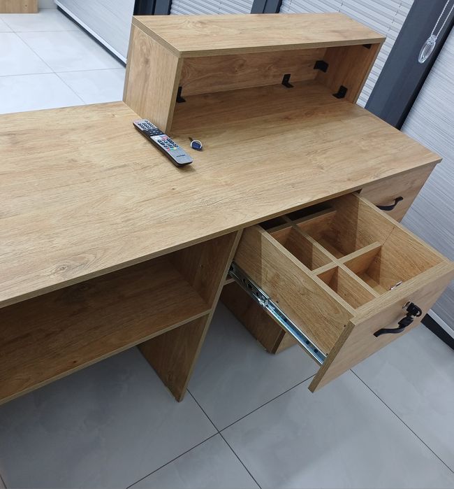 Mebel sotiladi, do'kon yoki apteka uchun mo'ljallangan.