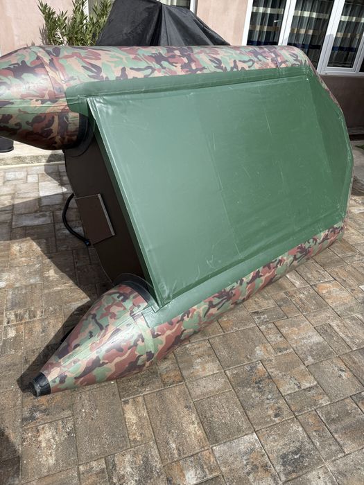 Barca Kolibri camuflaj