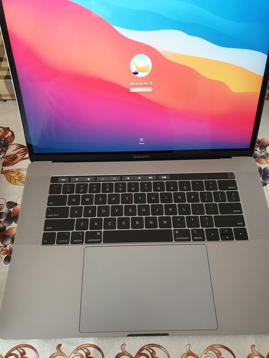 Mac Book Pro 15" Intel Core i9 32 GB RAM 512GB SSD