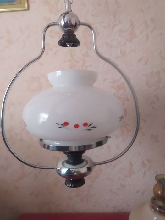 Продаю Настольная лампа  и люстры в отличном состоянии производство  Р