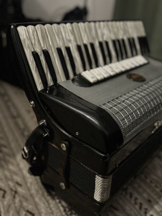 Vând acordeon  120 basi