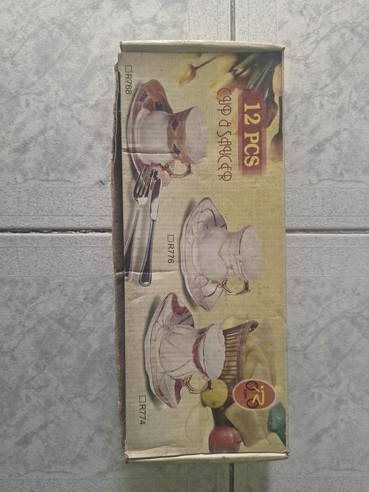 Set de căni și farfurii