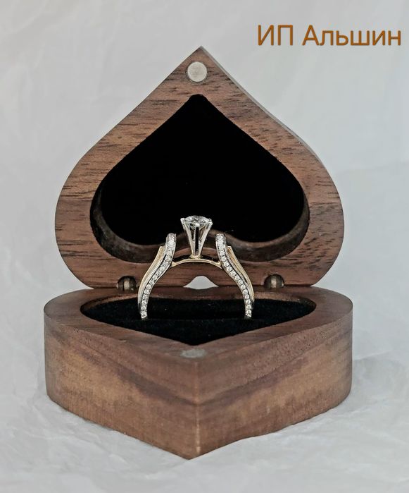 Красивое золотое кольцо