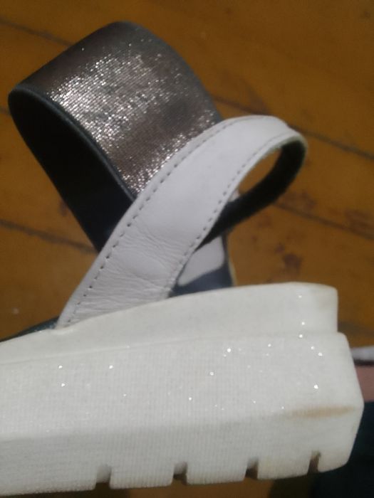 Бляскави сандали